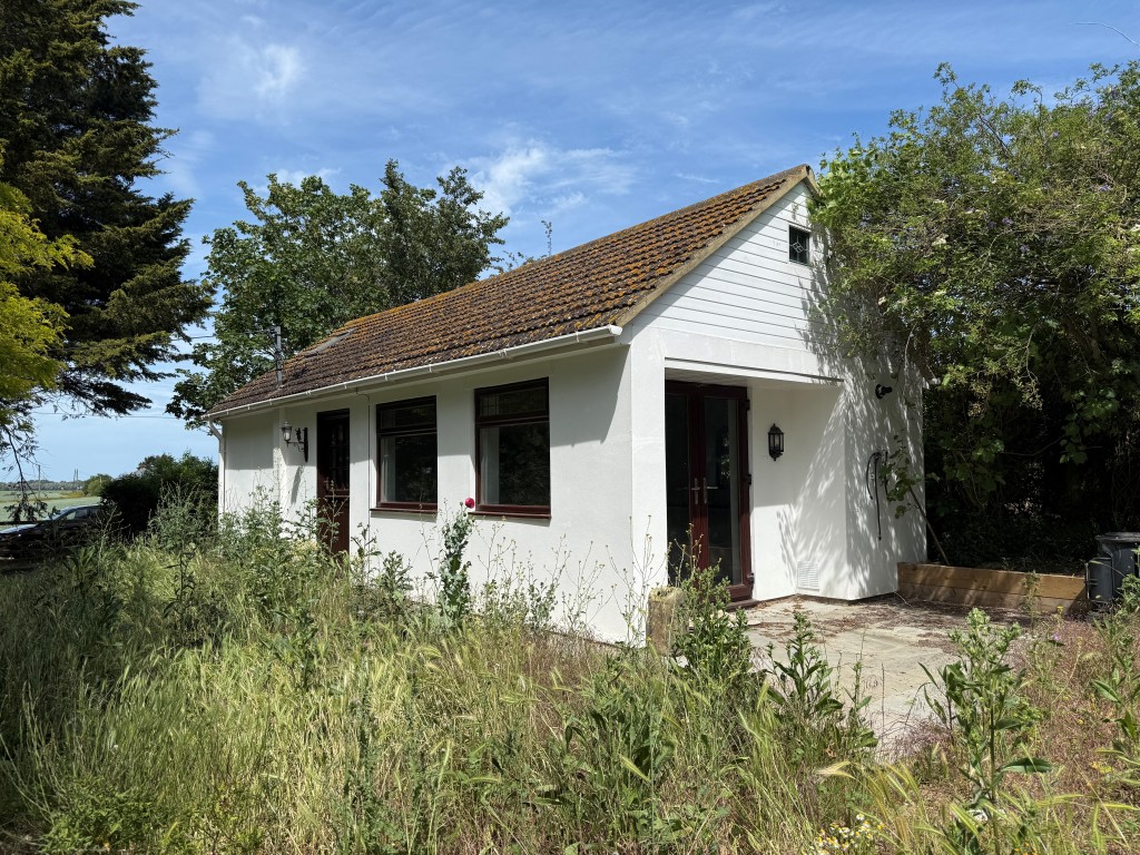 Lot: 163 - DETACHED DWELLING WITH PERMISSION FOR RESIDENTIAL USE AND EXTENSION IN DESIRABLE LOCATION - Detached bungalow